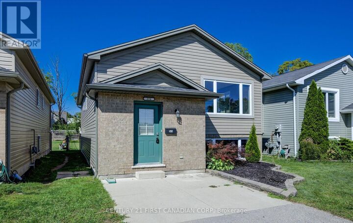 Photo de la propriété: 212 Ewart Street South ON N7G 4G6