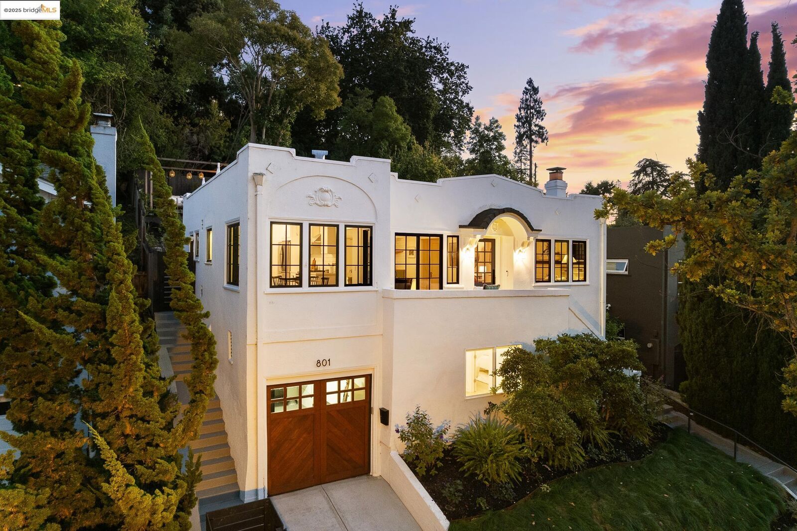 Property Photo:  801 Mandana Blvd  CA 94610 