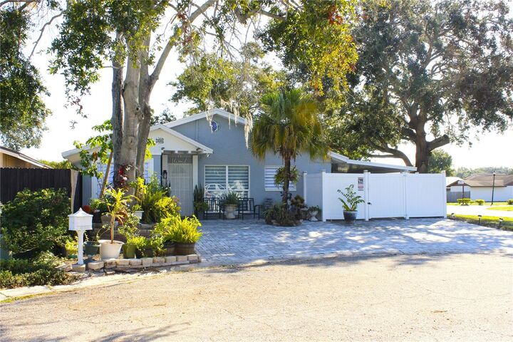 Property Photo:  10301 Fernglen Place  FL 33624 