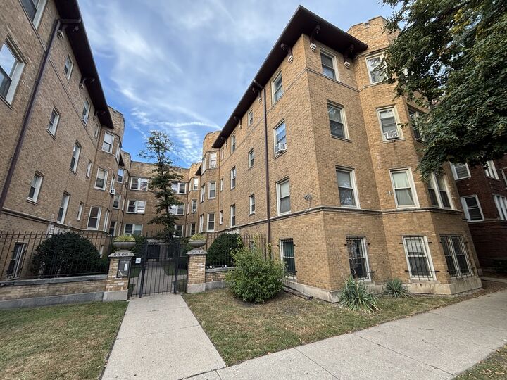 Property Photo:  2212 E 70th Street 3A  IL 60649