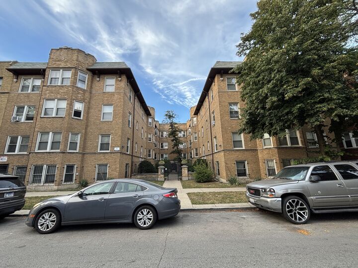 2212 E 70th Street 2D  Chicago IL 60649 photo