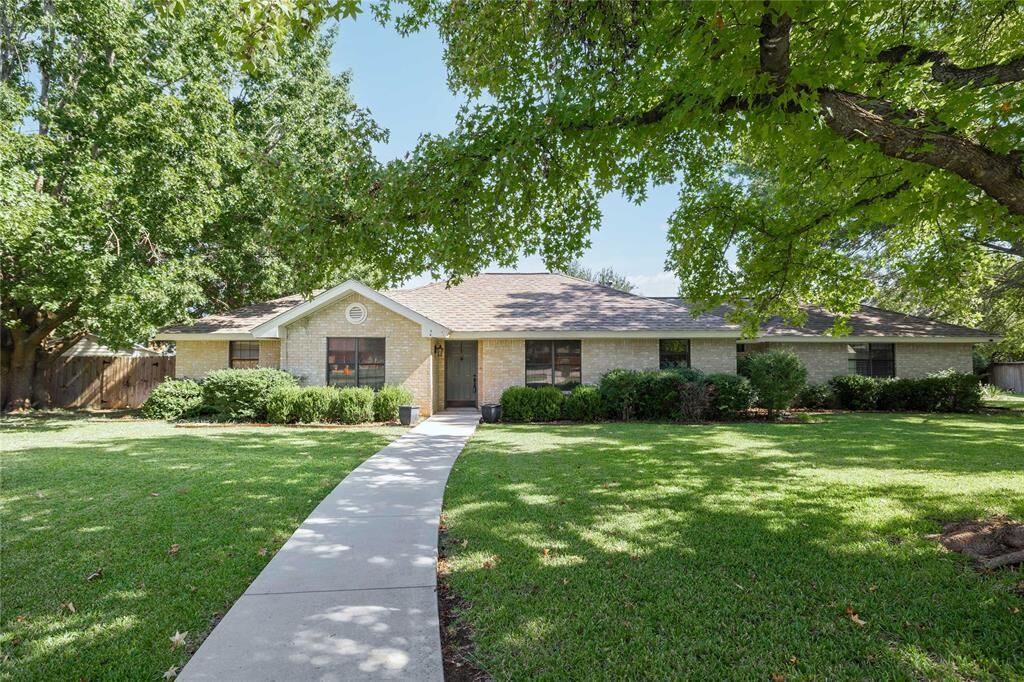 Property Photo: 2 Pebblebrook Court TX 76801