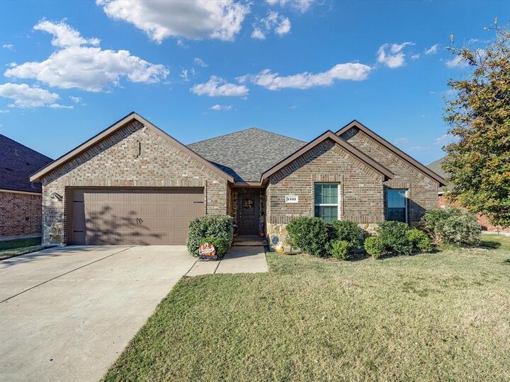 Property Photo: 1532 Owen Way TX 75165