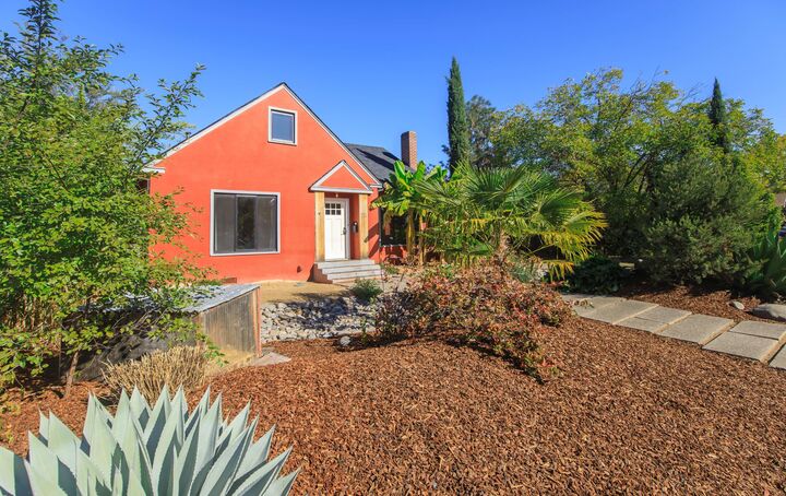 Property Photo: 832 Dakota Avenue OR 97501