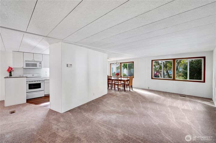 Property Photo:  18425 NE 95th Street 146  WA 98019