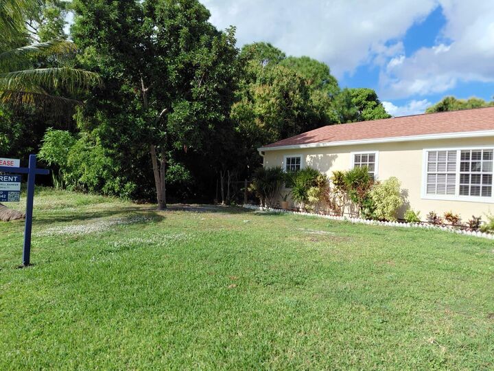 Property Photo:  2431 SE Robin Circle  FL 34952 
