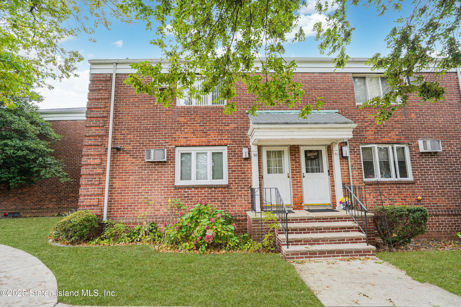 Property Photo:  50 Seth Court B  NY 10301 