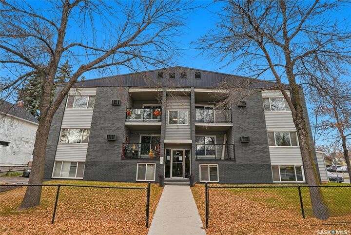 Property Photo:  833 B Avenue N 13  SK S7L 1E5 