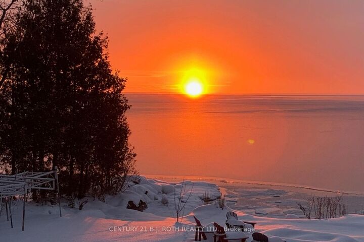 Property Photo:  95 Lakeshore Road E  ON L0L 2E0 