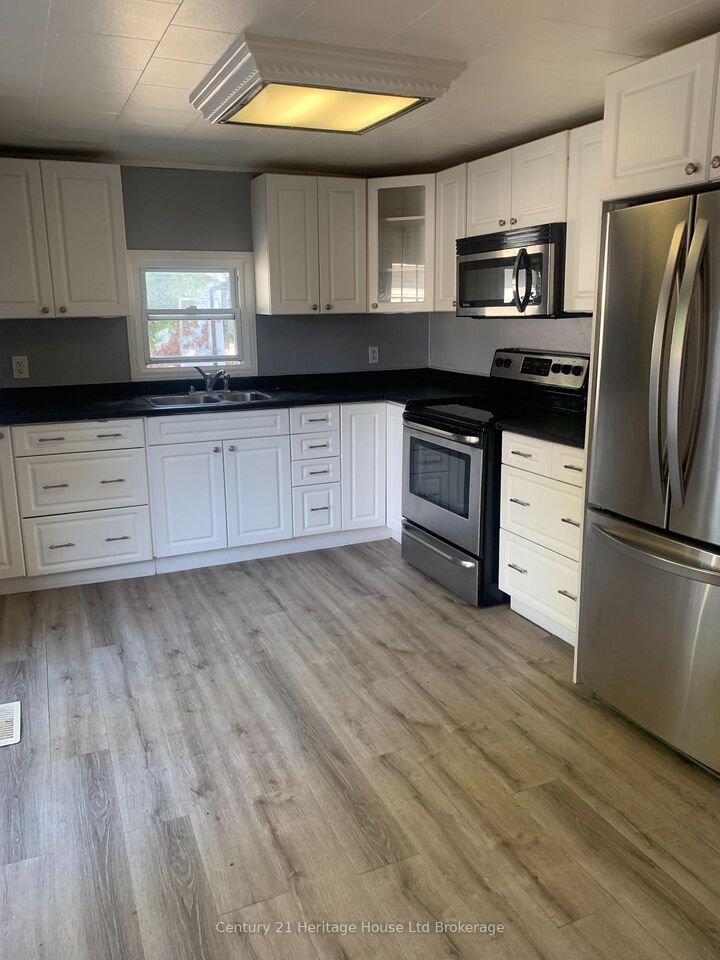 Property Photo:  22 Fyfe Avenue  ON N4S 3S4