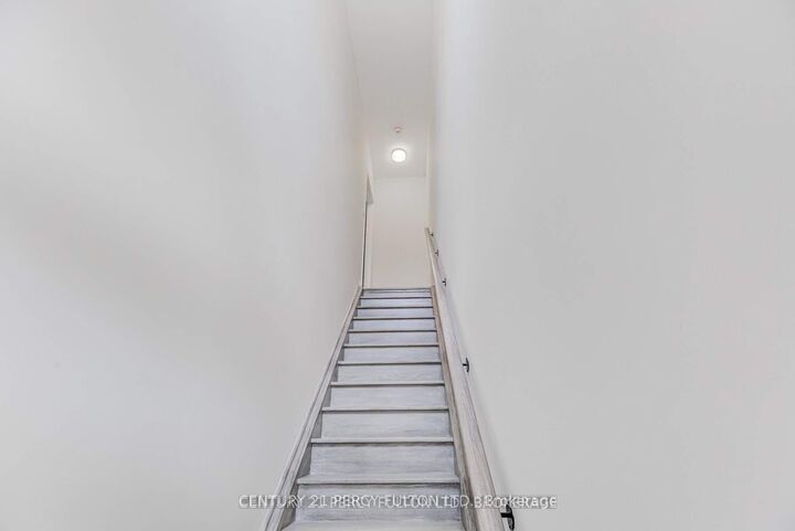 Property Photo:  2550 Castlegate Crossing Drive 105  ON L1X 0G4