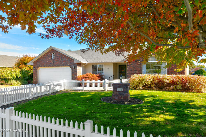 Property Photo: 913 S 77th Ave WA 98908