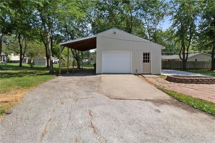 Property Photo:  905 W 5th Street  KS 66021