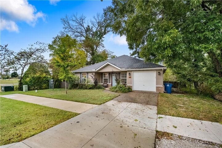 Property Photo:  306 SW B Street  AR 72712