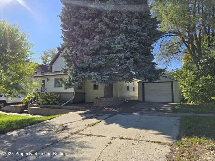 Property Photo:  411 5th Avenue NW  ND 58554
