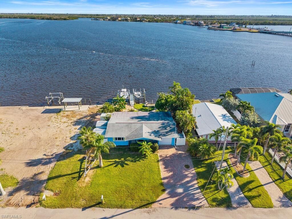 Property Photo: 2504 Bayshore Dr FL 33993