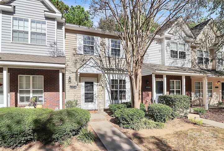 10219 Reindeer Way Lane  Charlotte NC 28216 photo