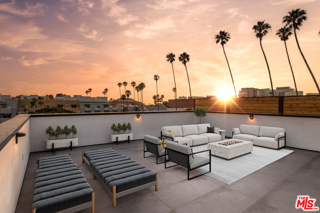 Property Photo:  212 Bay St  CA 90405 