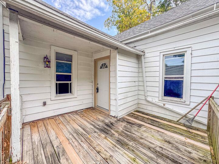 Property Photo:  642 Arlington Street  IA 52001