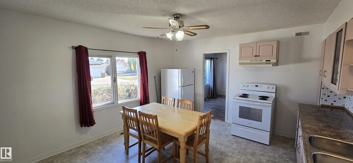 Photo de la propriété:  5806 53 Street  AB T9C 1J3
