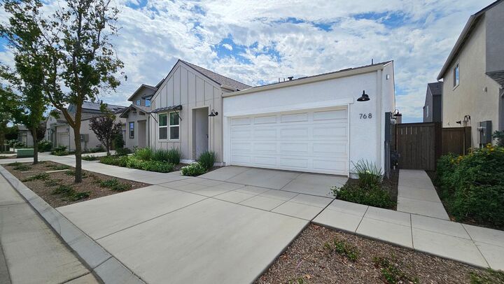 Property Photo: 768 Katelyn Avenue CA 93636