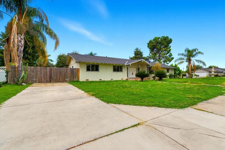 Property Photo:  2579 Almond Avenue  CA 93657 