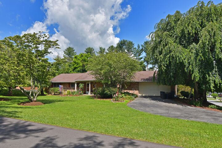 233 Summit Ave  Lewisburg WV 24901 photo