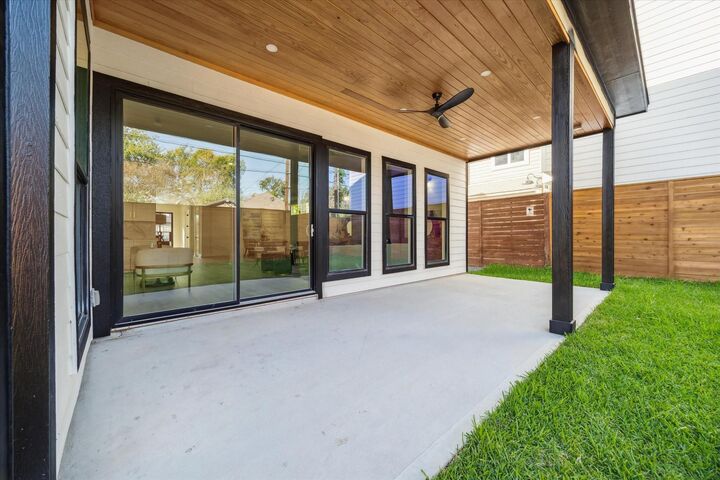 Property Photo: 304 Enid Street TX 77009