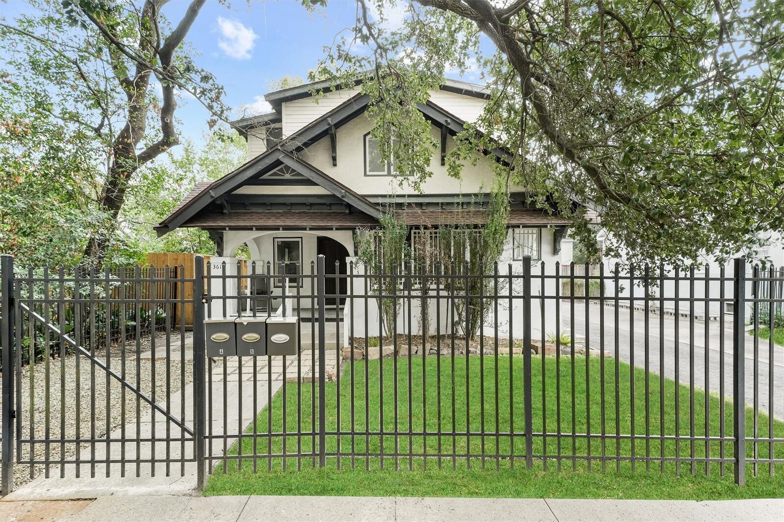 Property Photo:  3613 Audubon Place  TX 77006 
