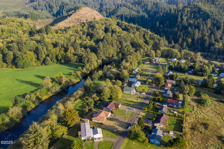 Property Photo:  25855 Chinook Street  OR 97112 