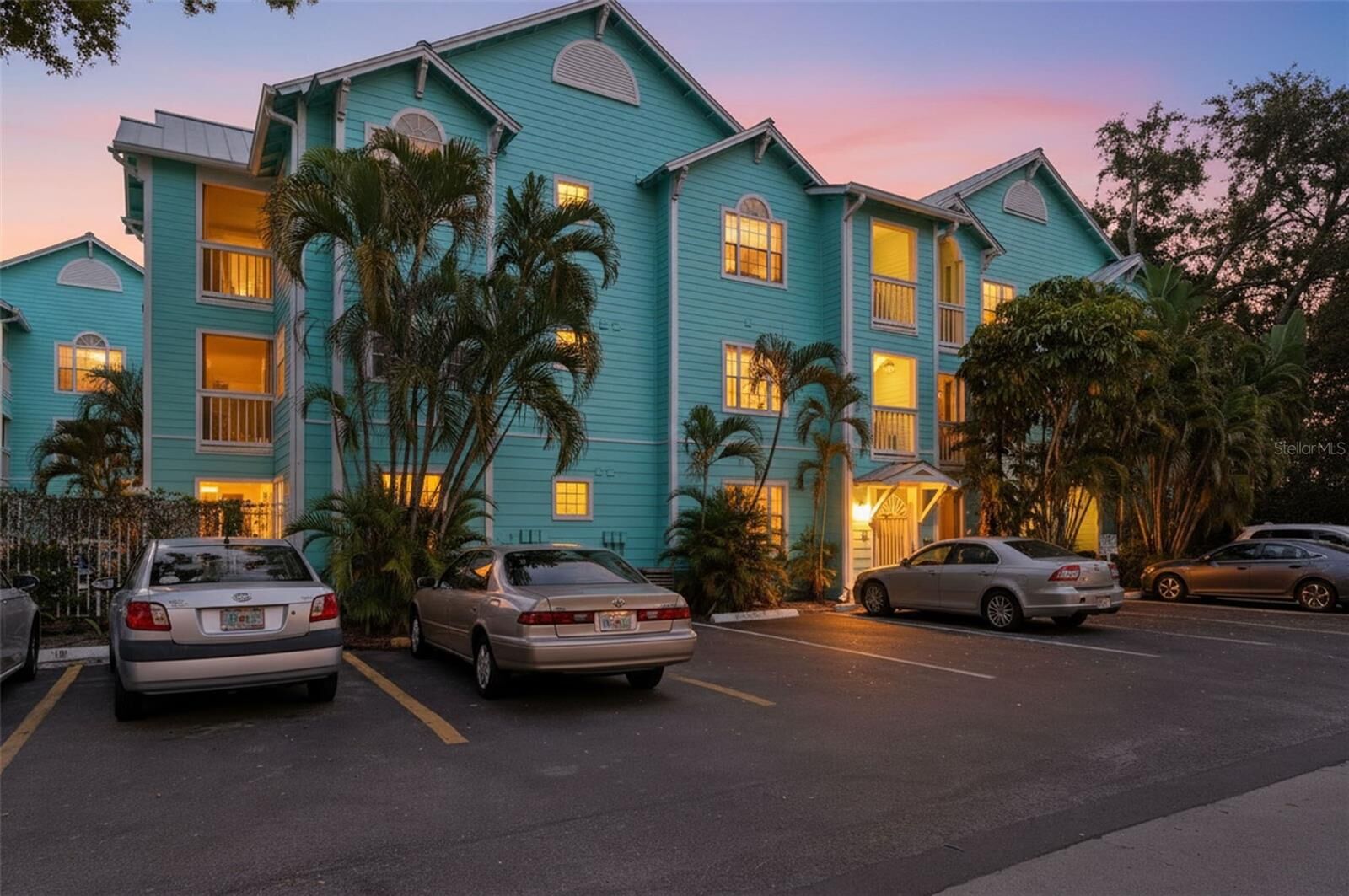 Property Photo:  3002 W Cleveland Street E10  FL 33609