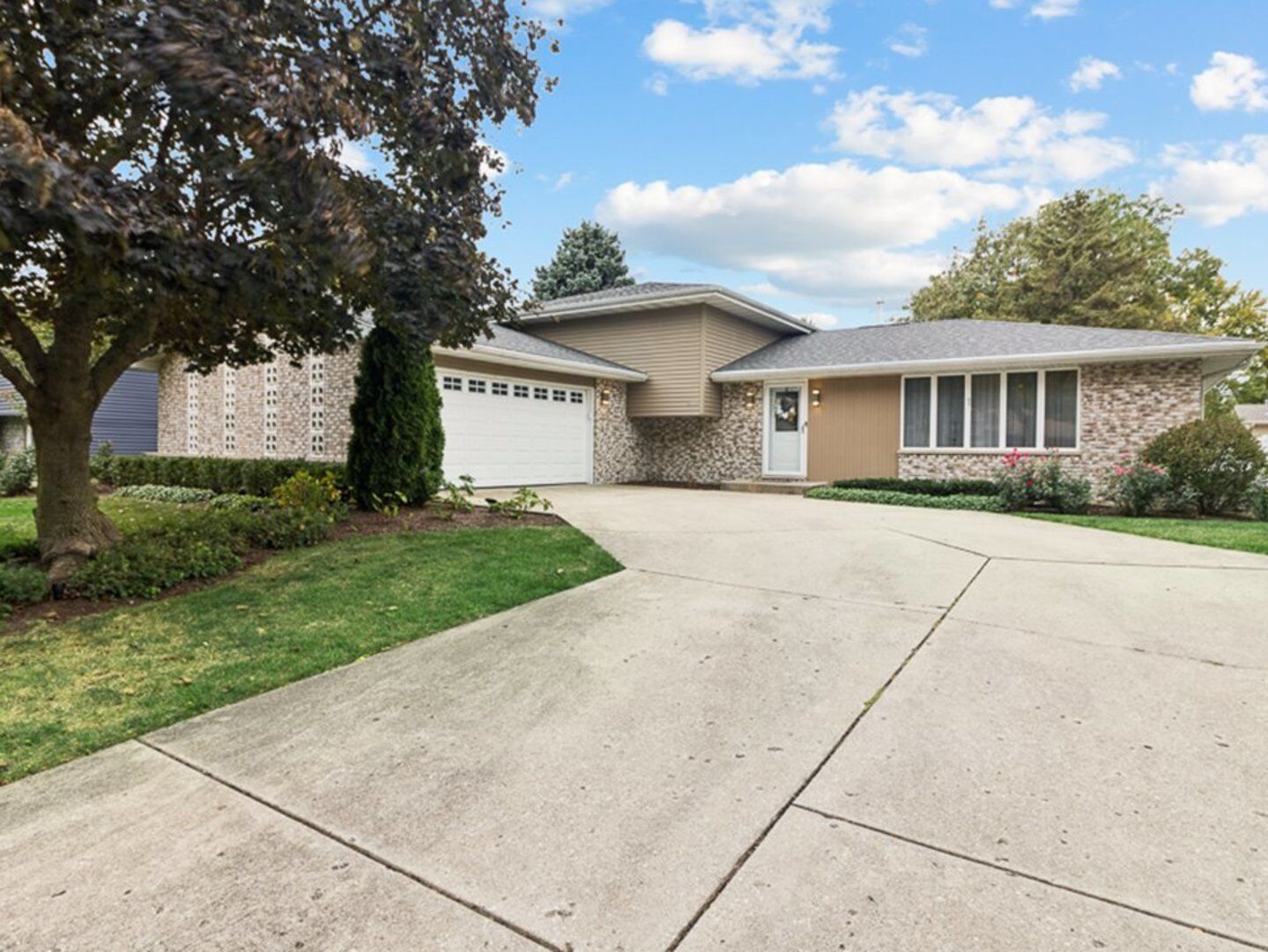 Property Photo:  605 Edgebrook Drive  IL 60404 