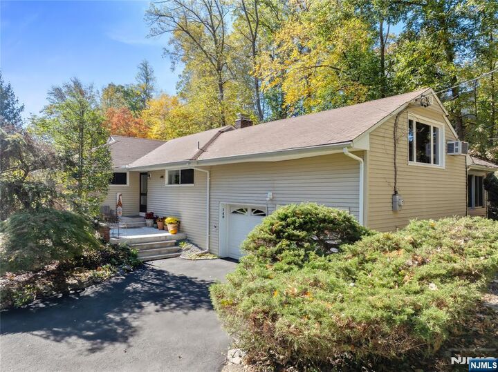 Property Photo:  140 Oak Trail Road  NJ 07642