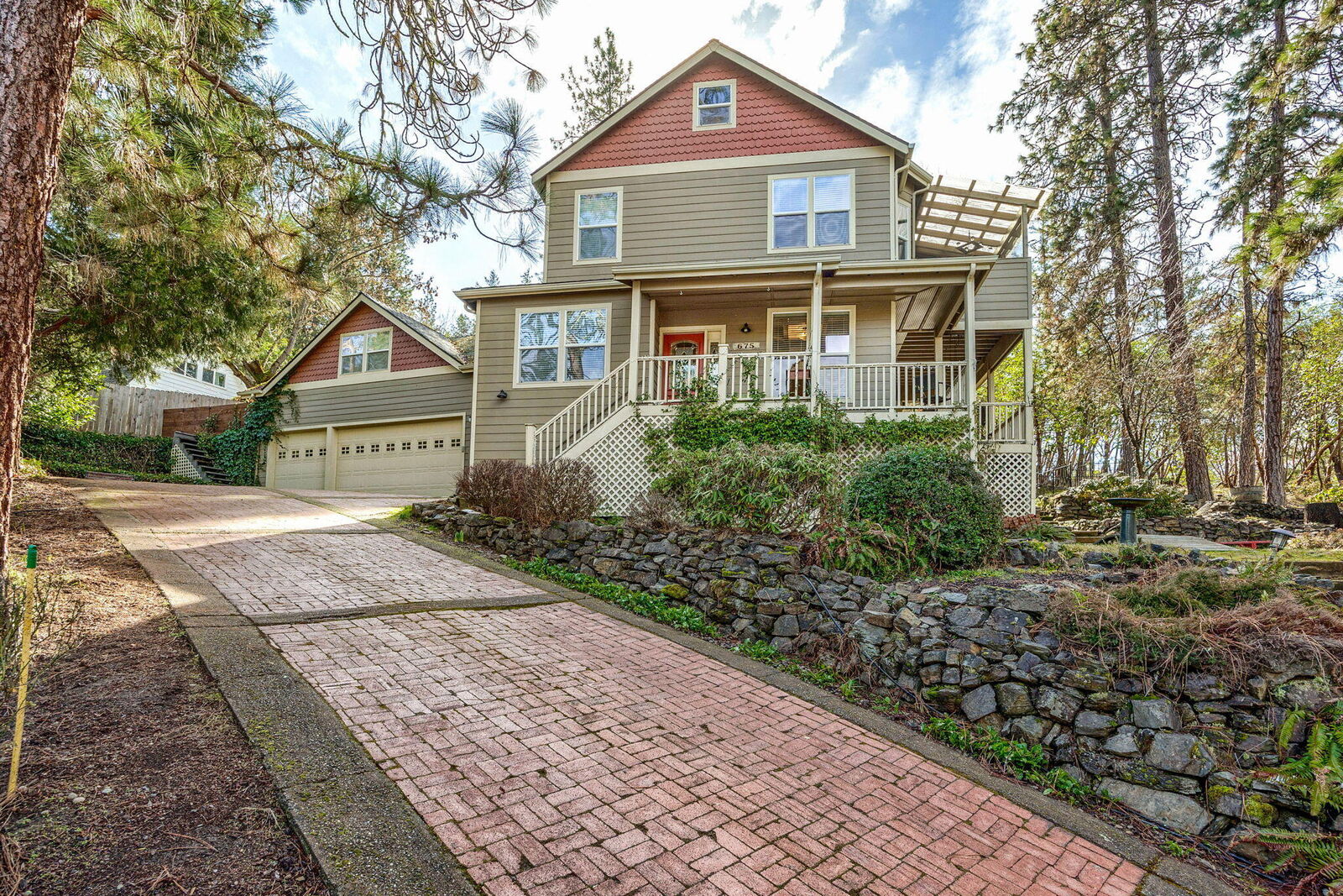 Property Photo:  675 S 4th Street  OR 97530