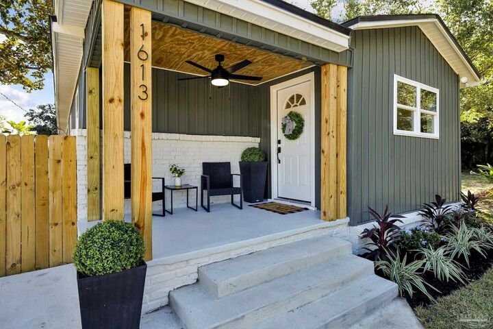 Property Photo:  1613 E De Soto St  FL 32501