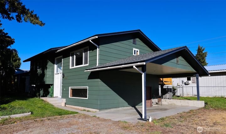 Property Photo:  227 E Franklin  WA 98816