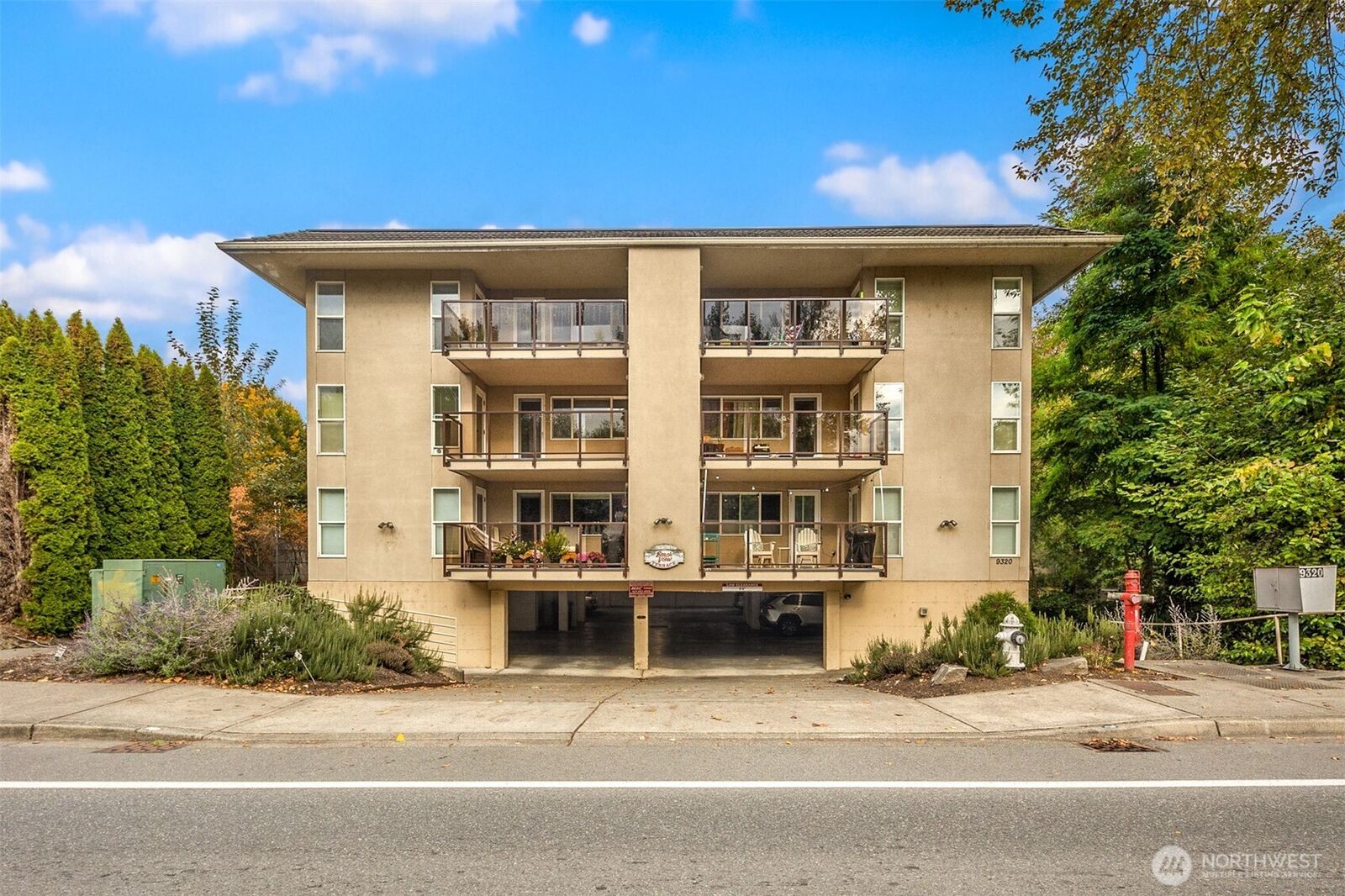 Property Photo: 9320 NE Juanita Drive 1B WA 98034