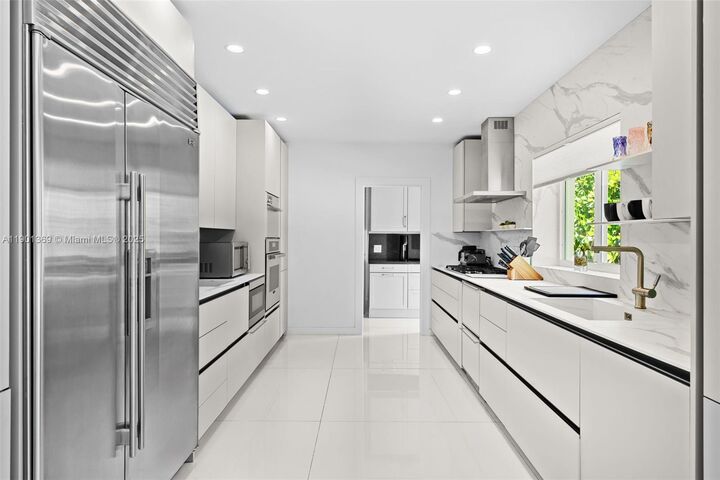 Property Photo:  5055 N Bay Rd  FL 33140 