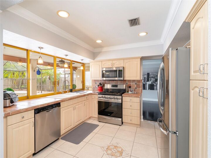 Property Photo:  5124 McKinley St  FL 33021