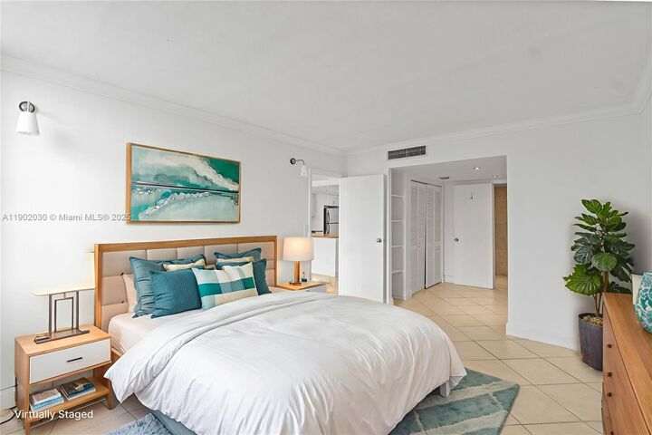 Property Photo:  3475 N Country Club Dr 814  FL 33180