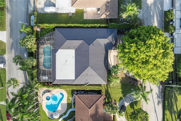 Property Photo:  1141 N Northlake Dr  FL 33019