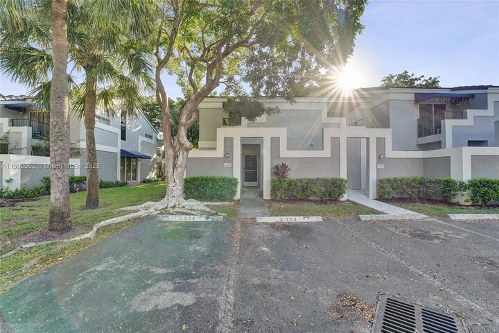 Property Photo:  2334 SW 82nd Ter  FL 33068