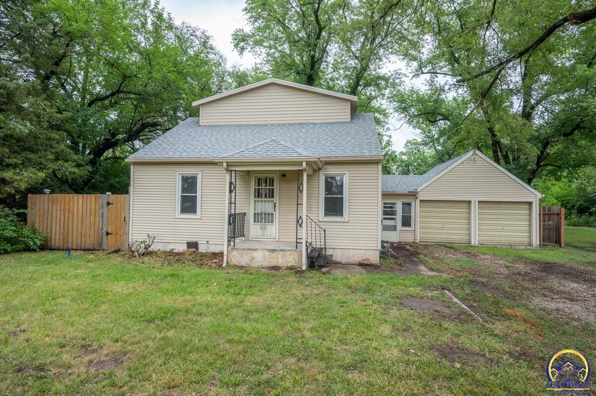 Property Photo: 3616 NE Seward Ave KS 66616