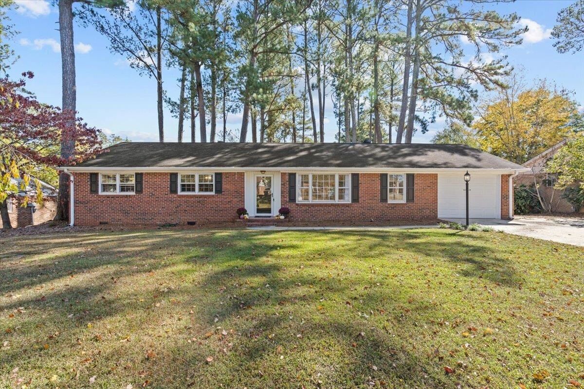 Property Photo: 14 Ellesmere Drive SC 29615