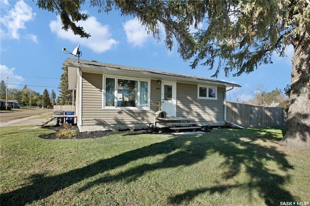 Property Photo:  305 2nd Street  SK S0K 1J0 