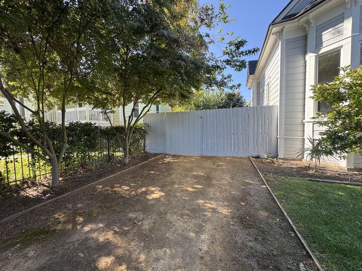 Property Photo:  523 N Locust Street  CA 93291
