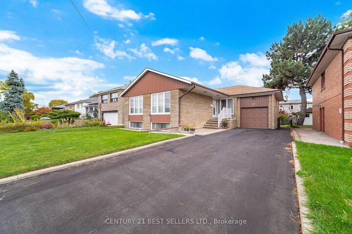 Photo de la propriété:  47 Wenderly Drive  ON M6B 2P1