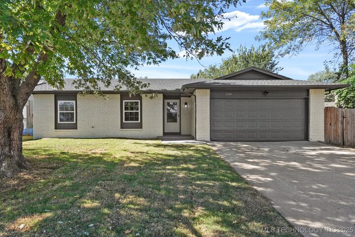 1604 S Pine Avenue  Broken Arrow OK 74012 photo