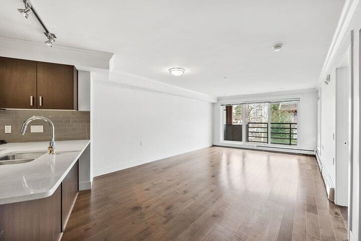 Property Photo: 857 W 15th Street 202 BC V7P 1M5