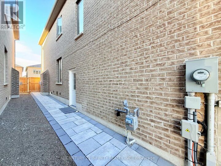 Photo de la propriété:  45 Marcel Brunelle Drive  ON L1P 0G6